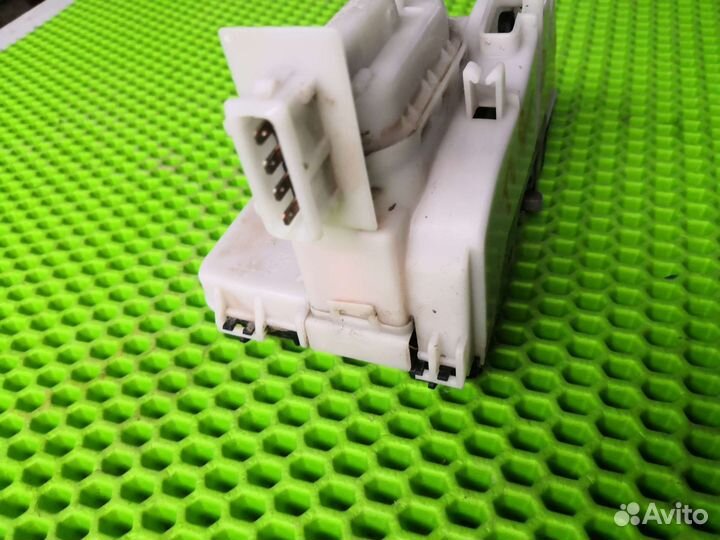 Замок двери передней правой Фольксваген Гольф 3