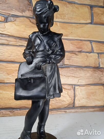 Статуэтка школьница с портфелем