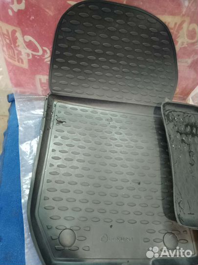 Коврики силикон, комплект на Логан 1