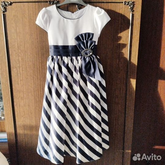 Платье для девочки праздничное 140