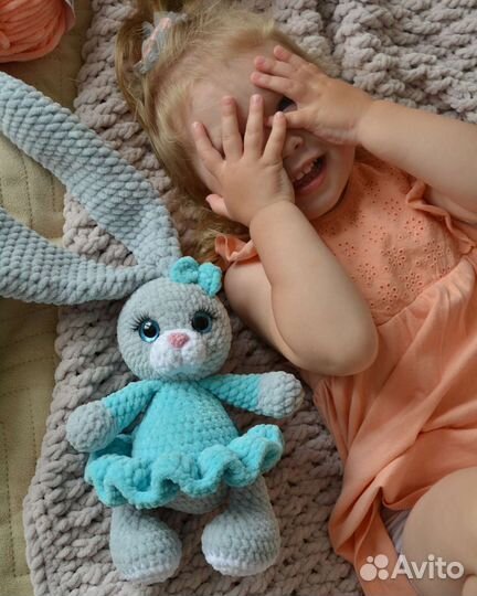 Вязаные игрушки зайка