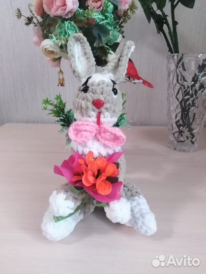 Вязаная плюшевая игрушка Зайка