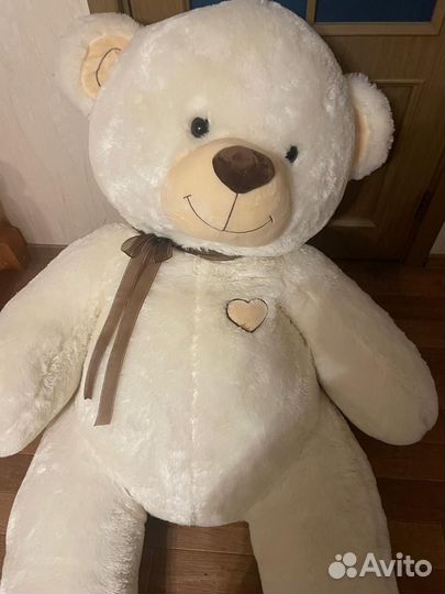 Большой плюшевый медведь