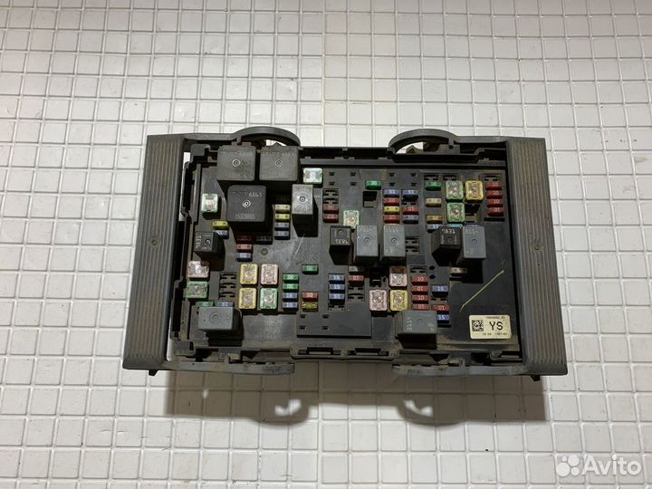 Блок предохранителей Cadillac Escalade 3