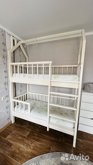 Двухэтажная кровать - домик