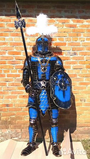 Рыцарь в парадном доспехе-скульптура для интерьера