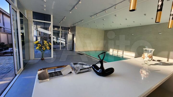 Дом 1300 м² на участке 11 сот.