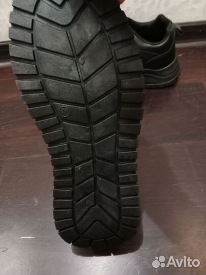 Кроссовки женские