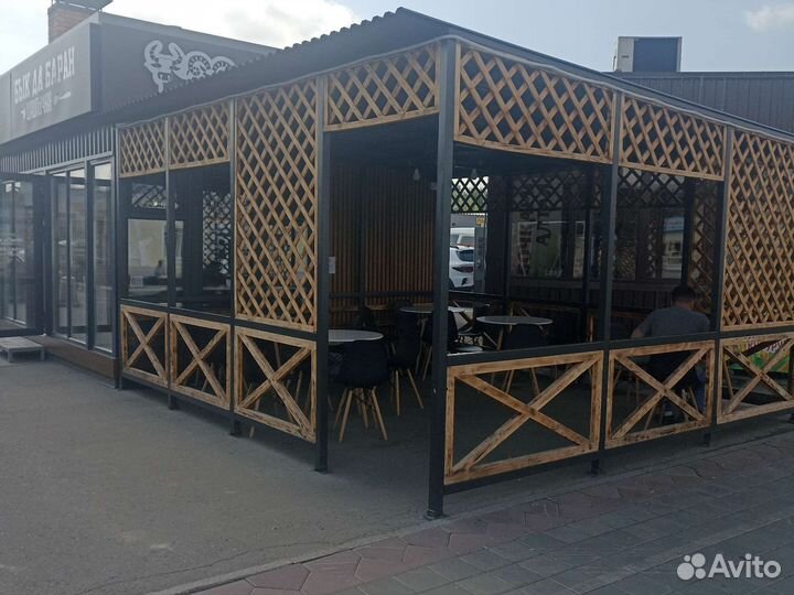 Мангальщик шашлычник на старом базаре