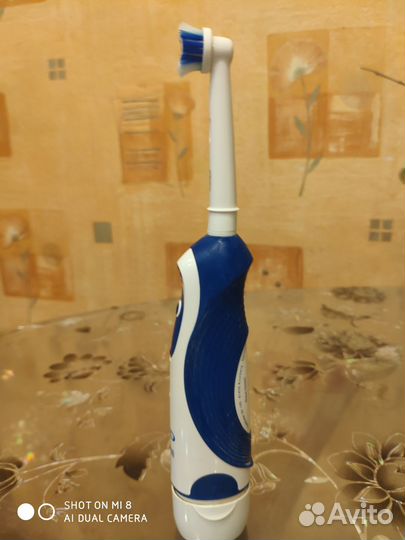 Электрическая зубная щетка
