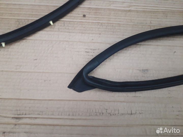 Уплотнитель двери передней левой Nissan X-Trail