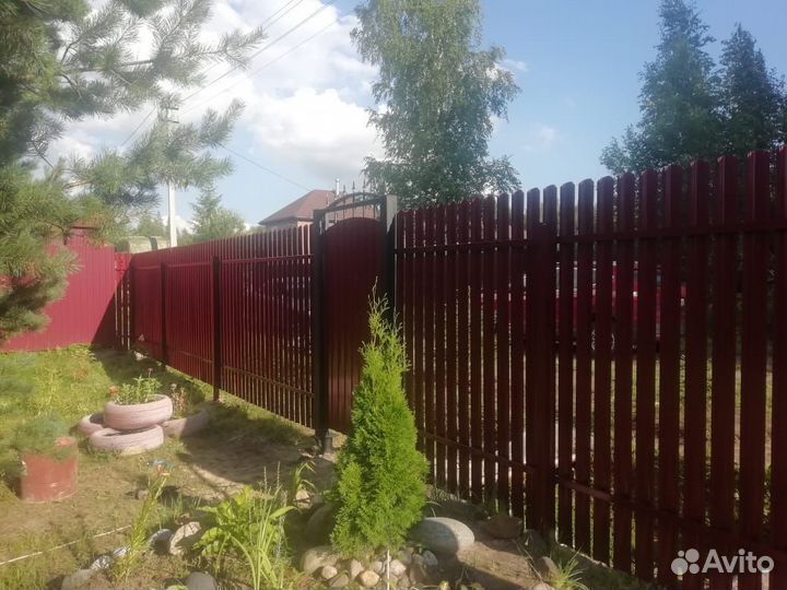 Монтаж забора из евроштакетника