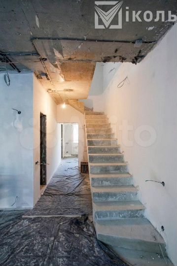 Дом 193,9 м² на участке 1 сот.