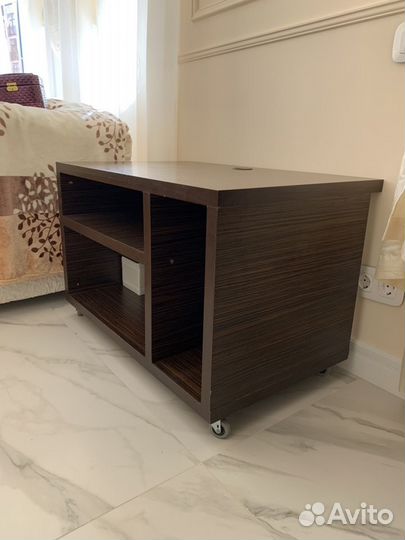 Компьютерный стол на колёсах