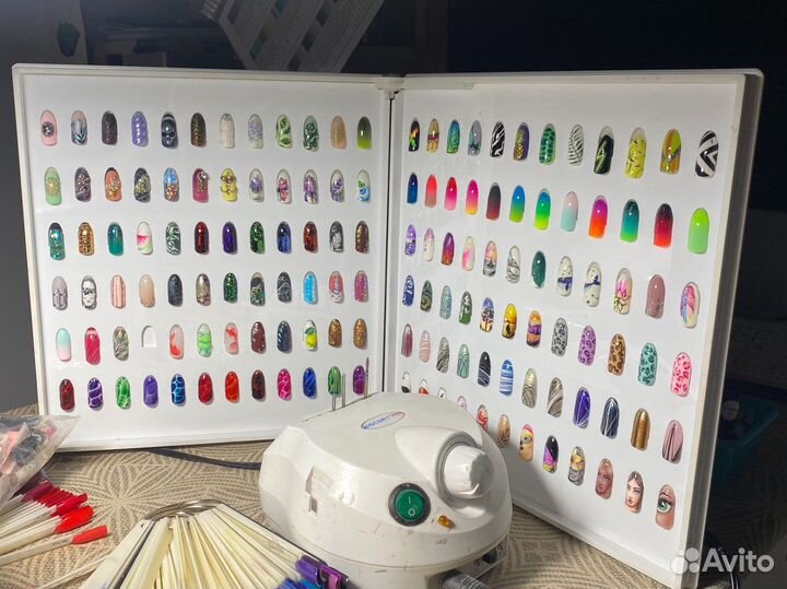 Дисплей-книжка на 144 типсы для мастера маникюра