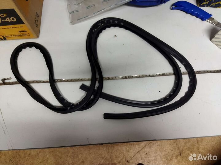 Moлдинг лoбoвoгo cтeклa SsangYong Rexton