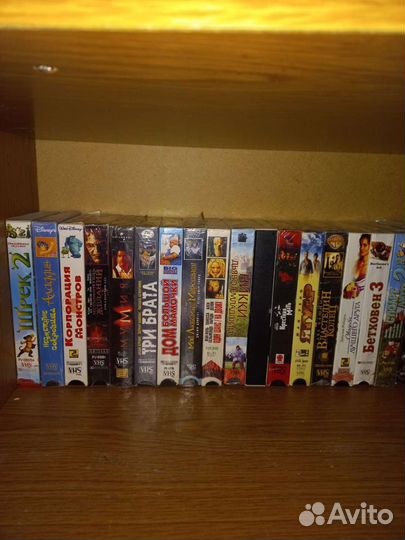 Видеокассеты с фильмами и мультфильмами