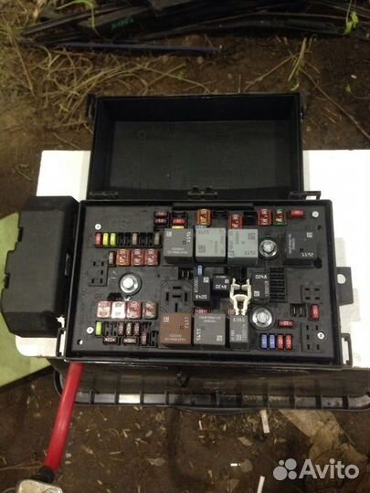 Блок предохранителей под капот основной Opel Astra