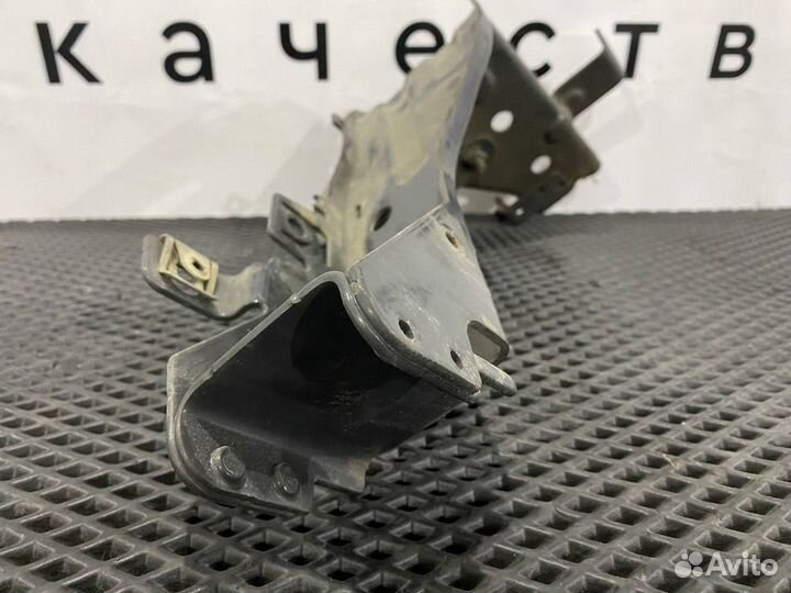 Крепление фары (кронштейн фары) правой Volvo FH4