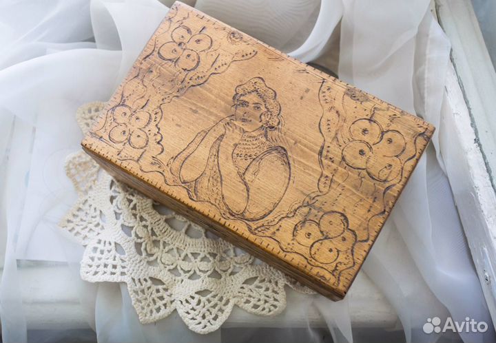 Большая старинная шкатулка