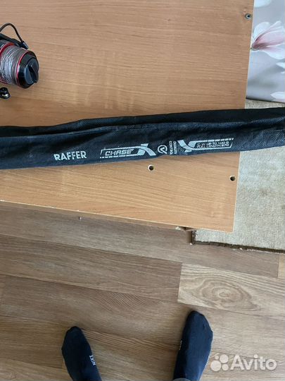 3 удочки raffer и 1 катушка caiman 5000