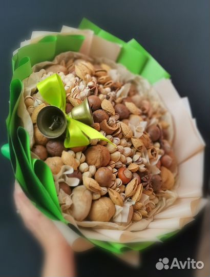 Букет из орехов