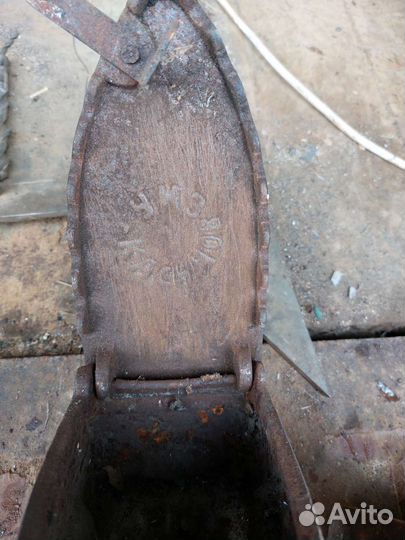 Старинный угольный утюг