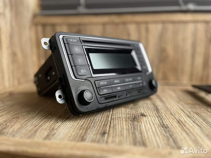 Штатная магнитола с рамкой на Volkswagen Polo