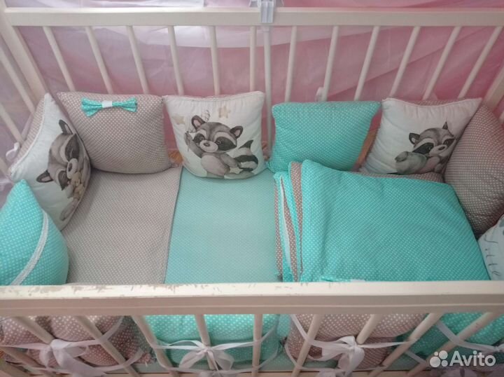 Детская кроватка с маятником