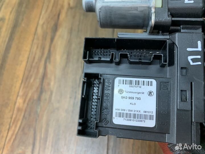 Volkswagen Golf Plus Моторчик стеклоподъемника LH