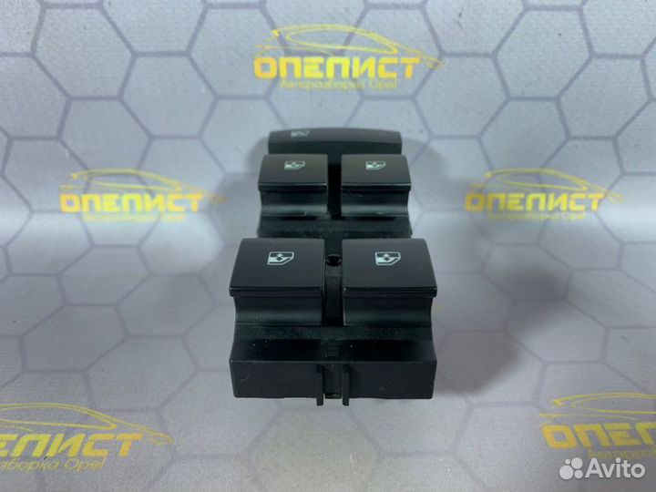 Блок кнопок стеклоподъемника передний левый Opel