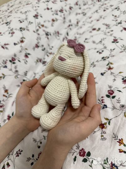 Вязаный зайка ручной работы