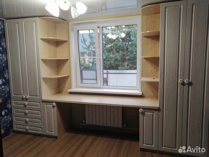 Столы письменные с пеналами и тумбами