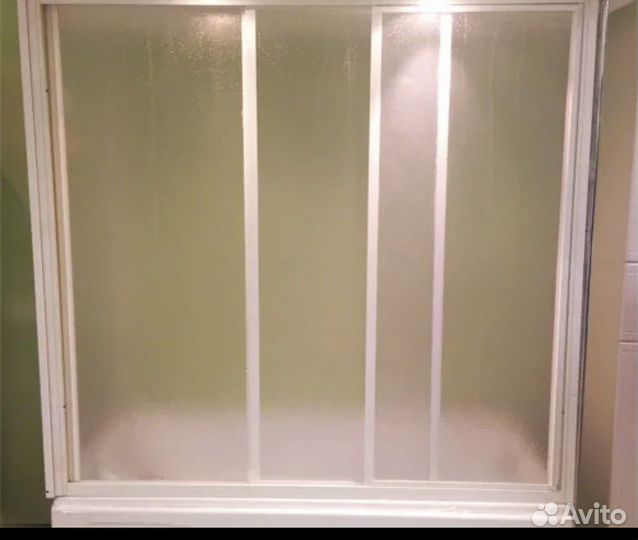 Угловая шторка на ванну. Жесткая