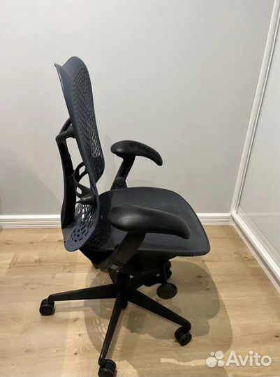 Компьютерное кресло Herman Miller Mirra 1