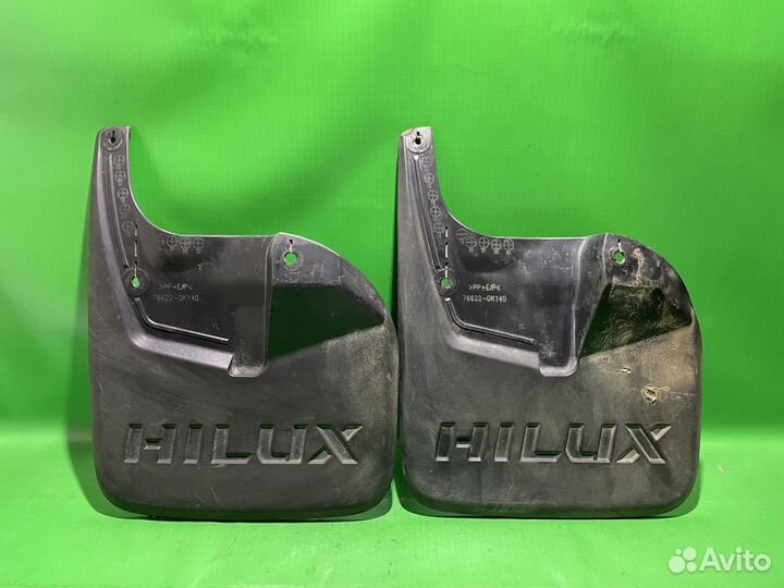 Брызговик передний левый Toyota Hilux 2015+