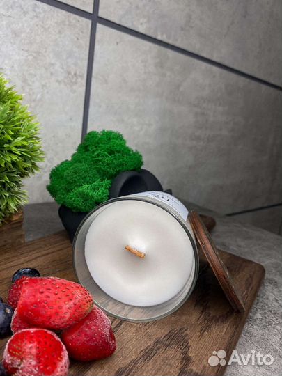 Свеча ароматическая со вкусом клубники в стакане