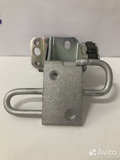 Петля нижняя двери пер. правой 4B0831412B