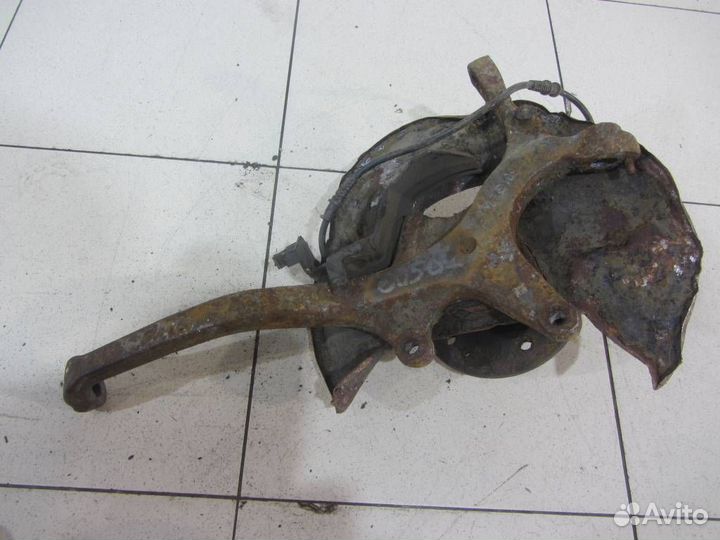 Кулак передний правый