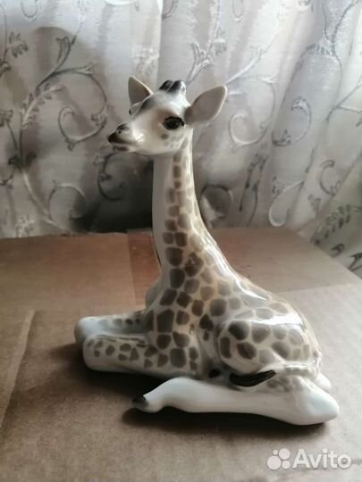 Фарфоровые статуэтки жираф и олень