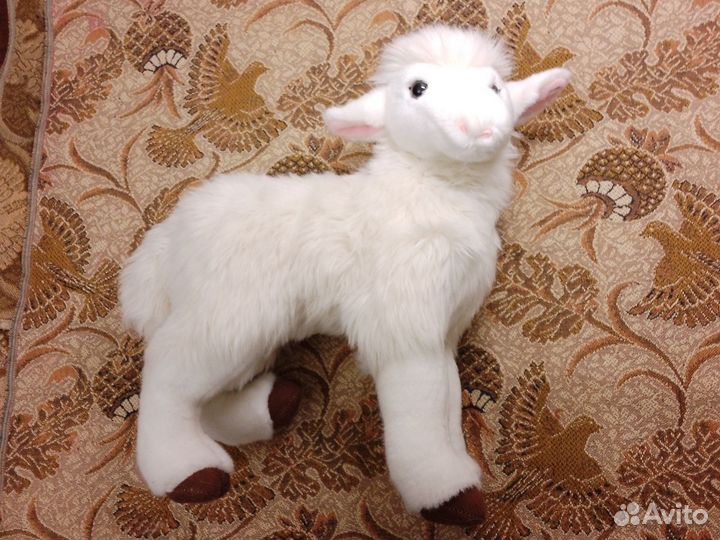 Милая плюшевая овечка