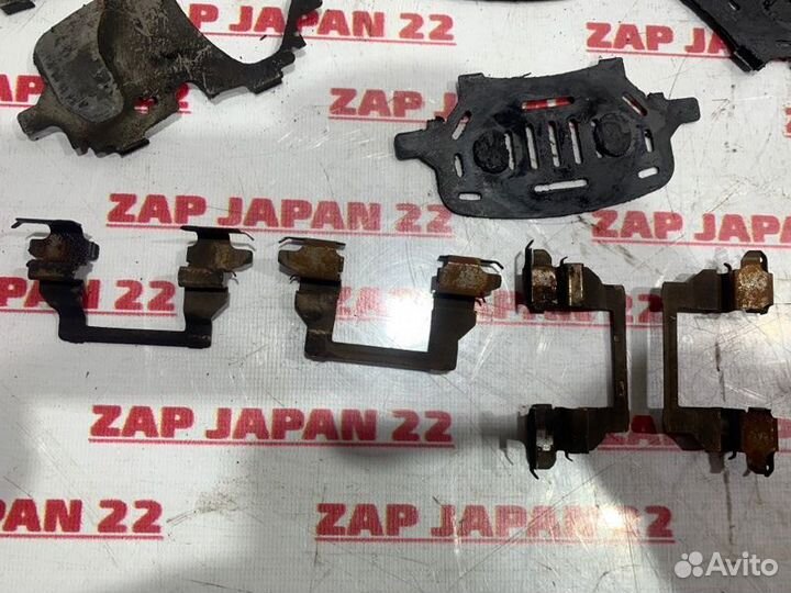 Зажим тормозных колодок передний Toyota Harrier