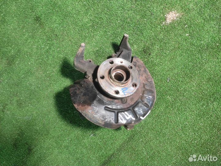 Поворотный кулак передний правый Volkswagen Polo