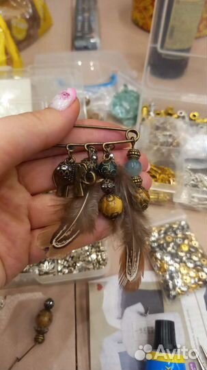 Брошь ручной работы с натуральными камнями