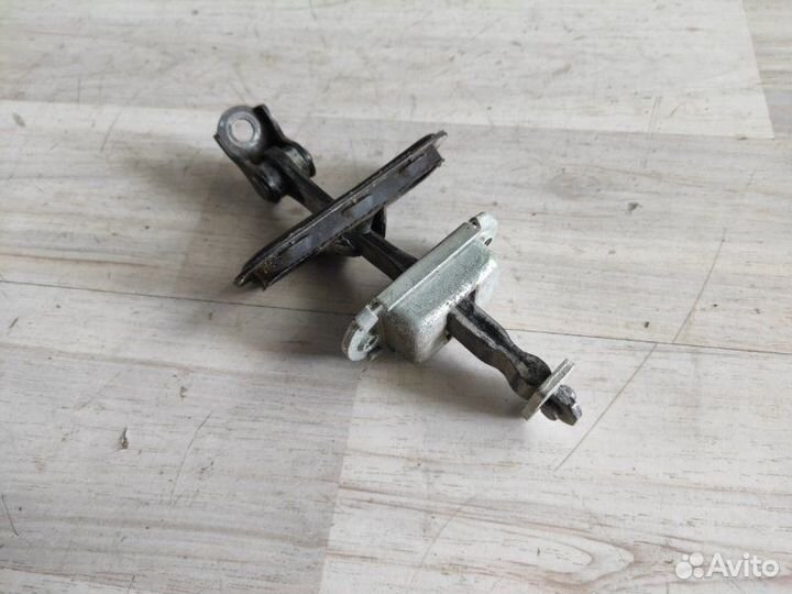 Ограничитель двери задний левый Nissan Qashqai Vi