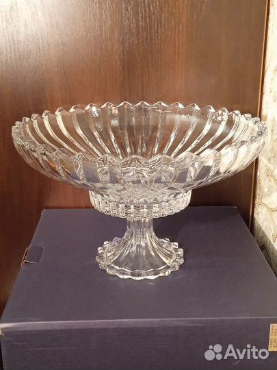 Ваза для фруктов на ножке