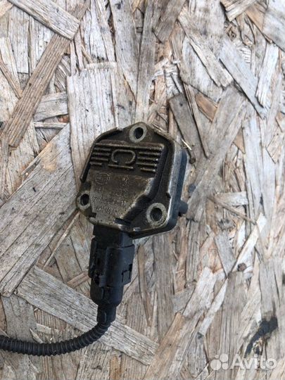 Датчик уровня масла в двигателе Volkswagen Tiguan