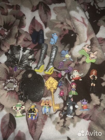 Игрушки из киндера и принадлежности к куклам