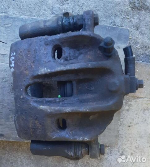 Суппорт передний правый omega b