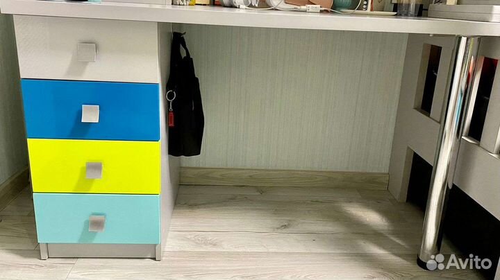 Детская кровать чердак со столом и полками